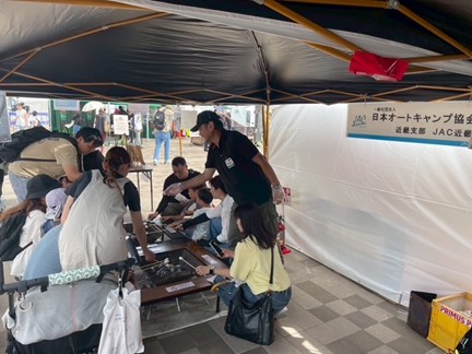 夕方の会場と賑わう行列