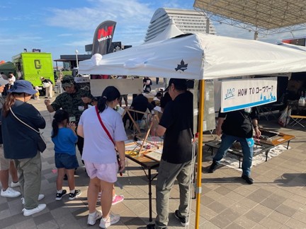 ロープワークを練習する来場者とスタッフ